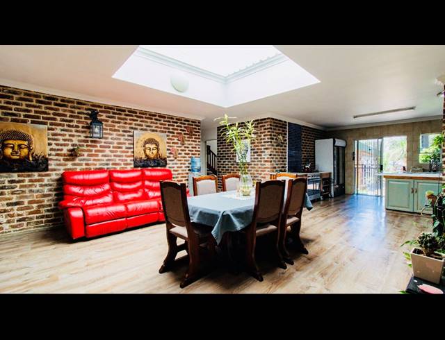 5 BEDROOM FREEHOLD FOR SALE IN BRACKENHURST